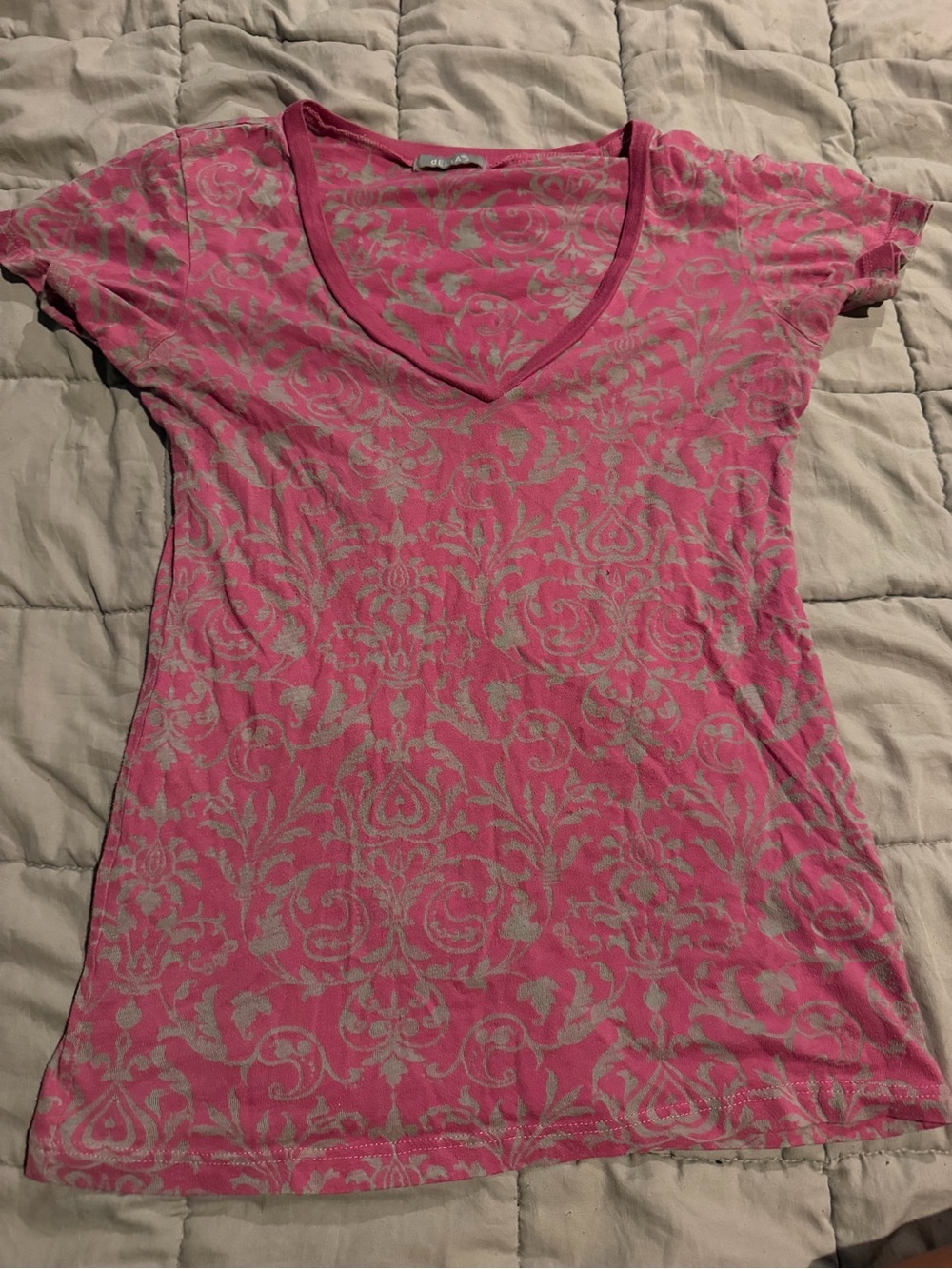 dELiA*s Pink Damask V-Neck Short Sleeve Tee